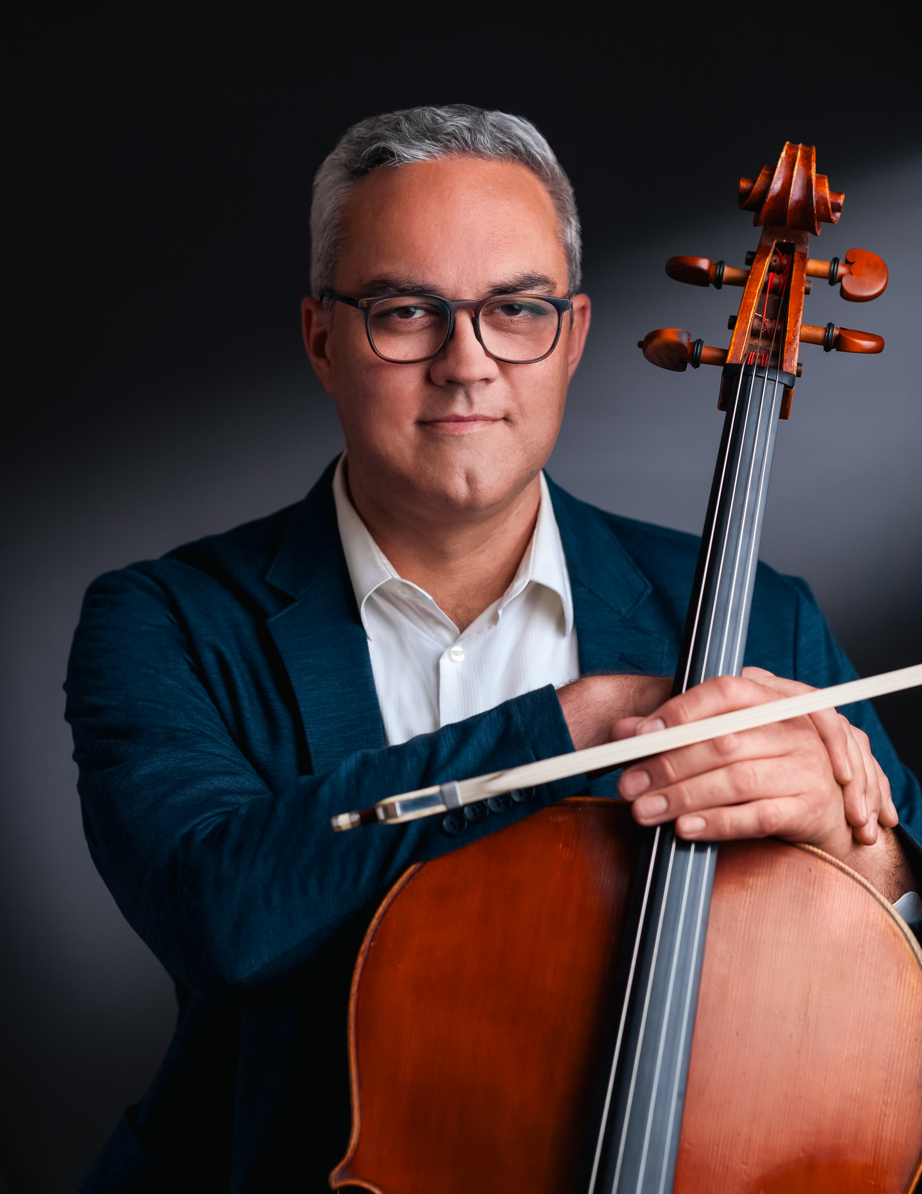 Russell Rolen with cello, photo by Daniel Kullman